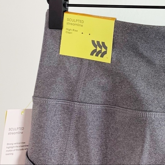 NWT All In Motion Target High Rise Sculpted Streamline High Rise Capri Leggings - Picture 7 of 10